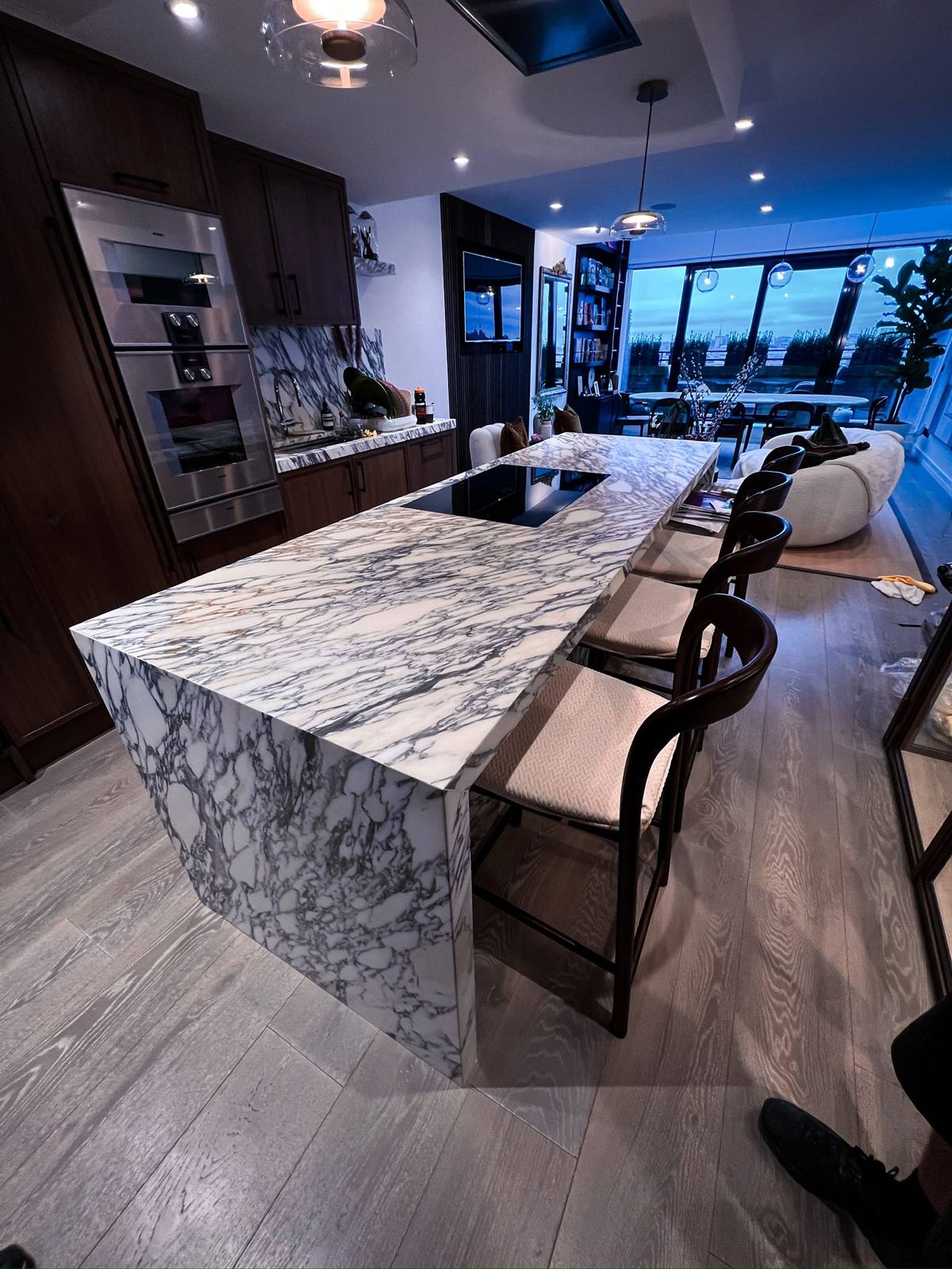 Waterfall marble kitchen island protected with MORE AntiEtch®